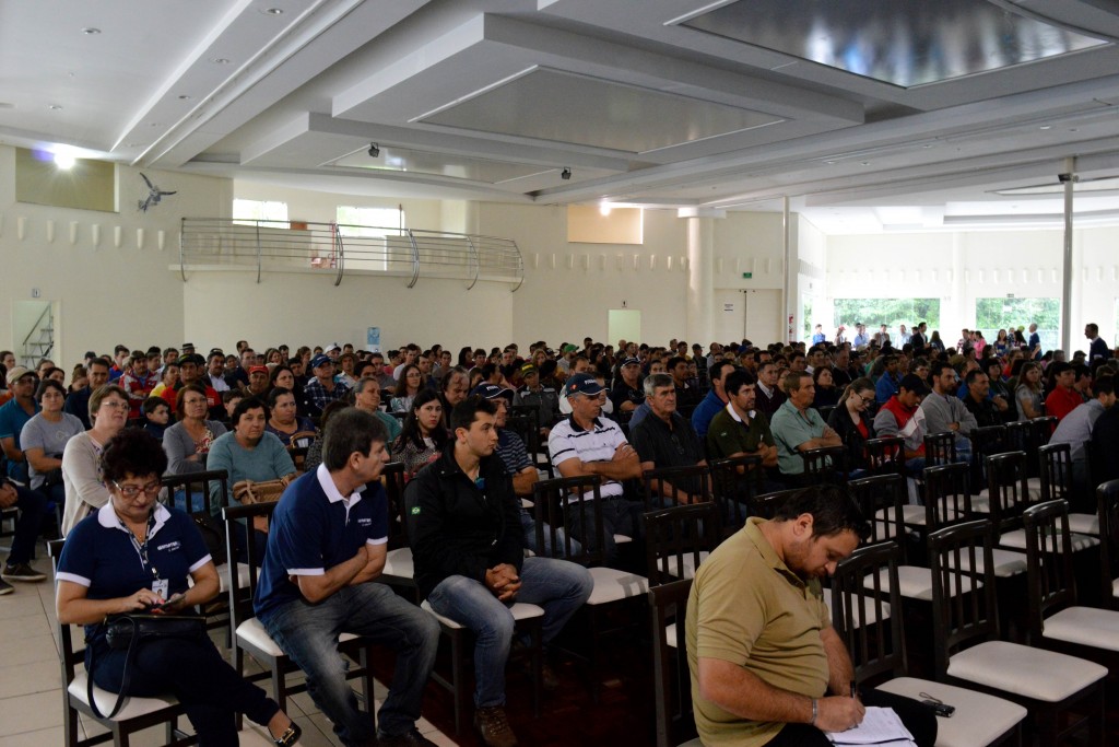 Em torno de 700 pessoas acompanharam as atividades do Seminário de Bovinocultura de Leite; pequenos produtores foram o público alvo