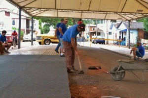 Funcionários terminam obras para feira
