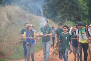 A Tropa Sênior e Pioneira começou a atividade com uma jornada de oito quilômetros, sendo os últimos, carregando o fogo que utilizariam a noite, para a fogueira. (foto: Ramon Mendes)