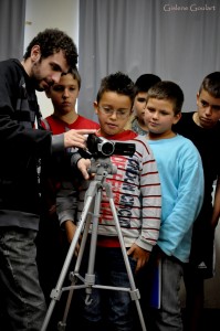 A oficina é totalmente gratuita e monitorada pelos acadêmicos de jornalismo vinculados ao projeto (Foto: Gislene Goulart)  