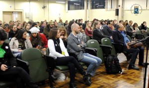 Estudantes e professores prestigiaram o primeiro dia de Simpósio (foto: Leila Fachinetto)