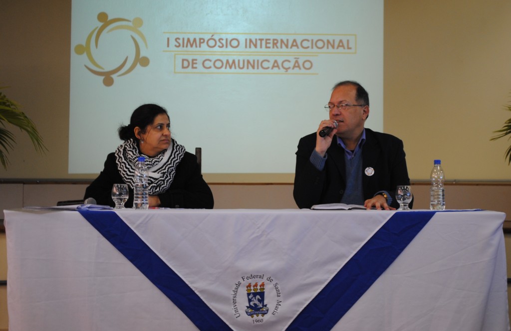 Palestrante à mesa com o chefe do DeCom, Prof. Dr. Luciano Miranda. (foto: Leila Fachinetto)