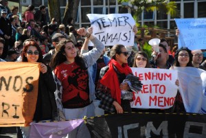 Protesto é realizado na praça da Matriz pede pela saída do atual Presidente da República. (foto: Ramon Mendes)