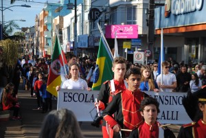 Escolas Municipais e Estaduais participaram do desfile (foto: Andréli Bertó)