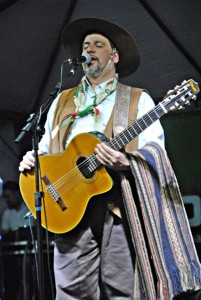 Érlon Pericles animou a terceira noite de Acampamento com repertório tradiconalista e canções autorais (foto: Carine Zandoná Badke)