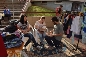 O dia contou também com um brechó e distribuição gratuita de livros .