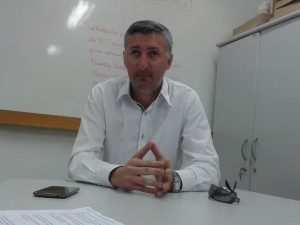 Em seu local de trabalho, na UFSM-FW, Edison Cantarelli explicou os problemas que preocupam o Leão da Colina (Foto: Thiago Henrique)