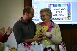 Momento em que a Patronesse da 34ª Feira do Livro, Nery Wirti recebe uma boneca de pano das mãos do prefeito Roberto Felin. Foto: Sabrina Ritter